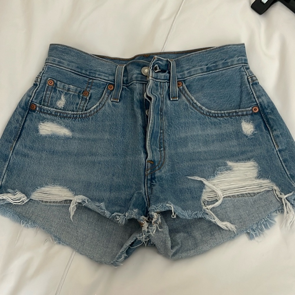 Levi’s 501 medium wash denim shorts size 24